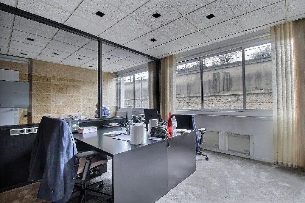 Office in Paris for lease Interior Photo- Image 1 of 8