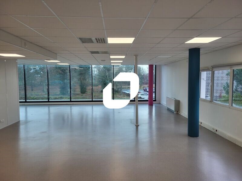 Office in Mérignac for lease Interior Photo- Image 1 of 9