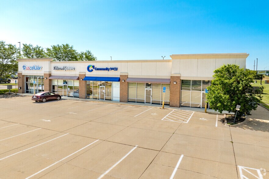 1008 W Bell Ave, Knoxville, IA for lease - Building Photo - Image 2 of 3