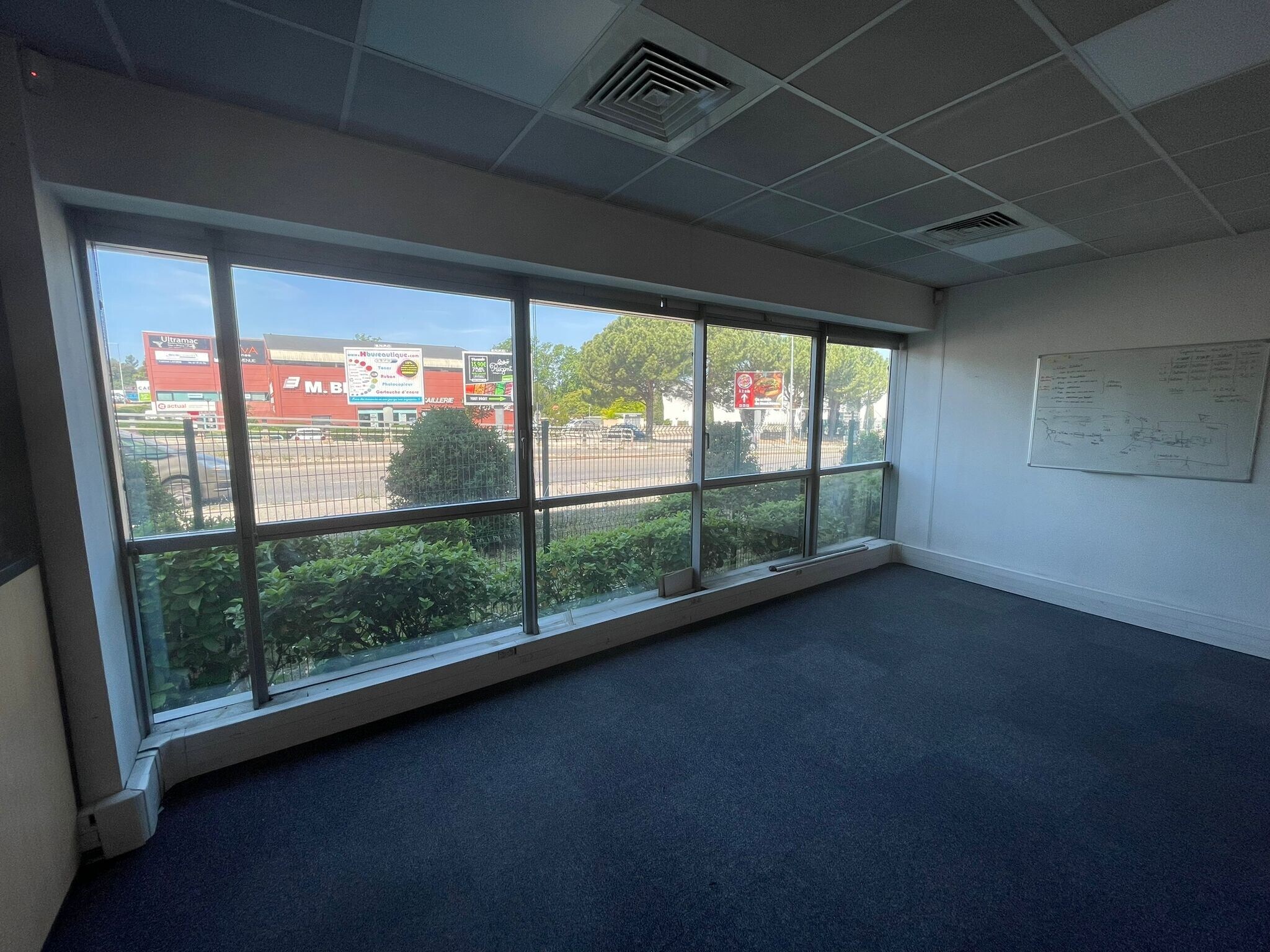 Avenue Du Marin Blanc, Aubagne for lease Interior Photo- Image 1 of 4
