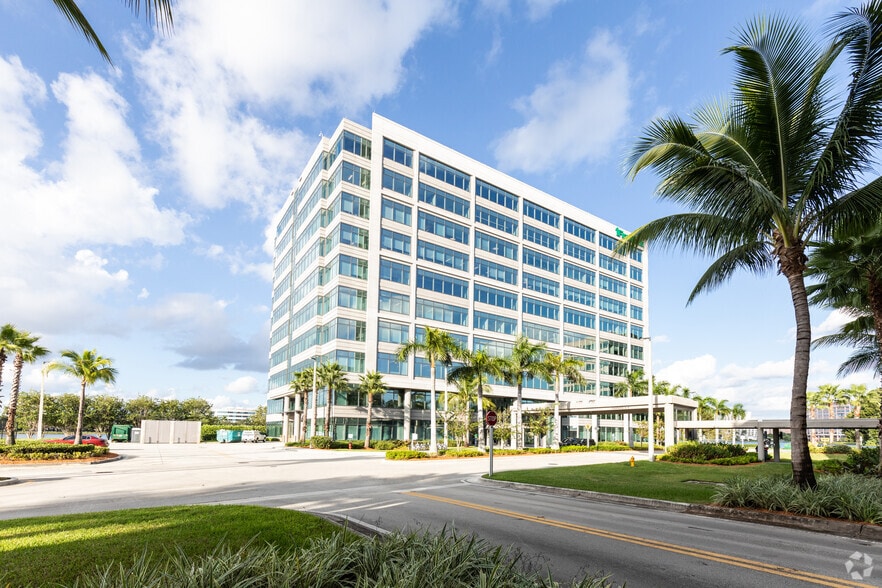 800 Waterford Way, Miami, FL for lease - Building Photo - Image 1 of 10