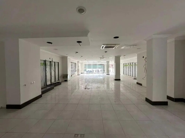 Retail in Villeneuve-Loubet for lease - Building Photo - Image 2 of 22