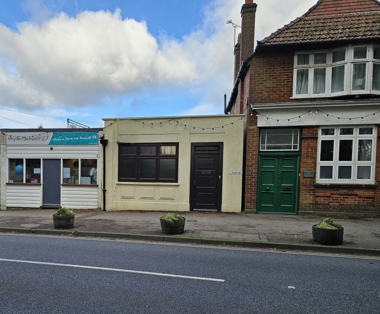 Beacon Hill Rd, Hindhead for sale Primary Photo- Image 1 of 1