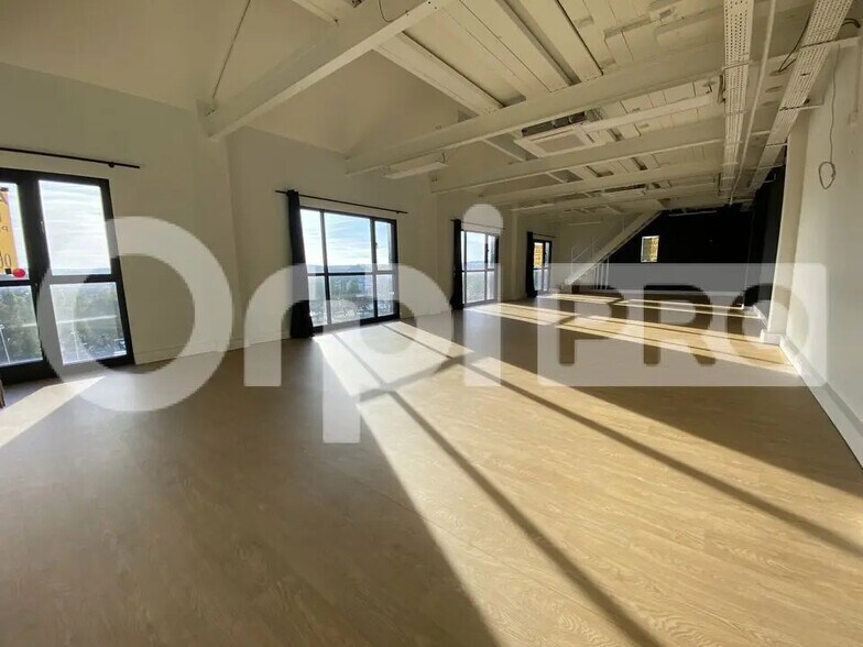 Retail in Villenoy for lease - Interior Photo - Image 1 of 3