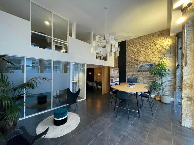 Office in Lyon for lease - Interior Photo - Image 1 of 12