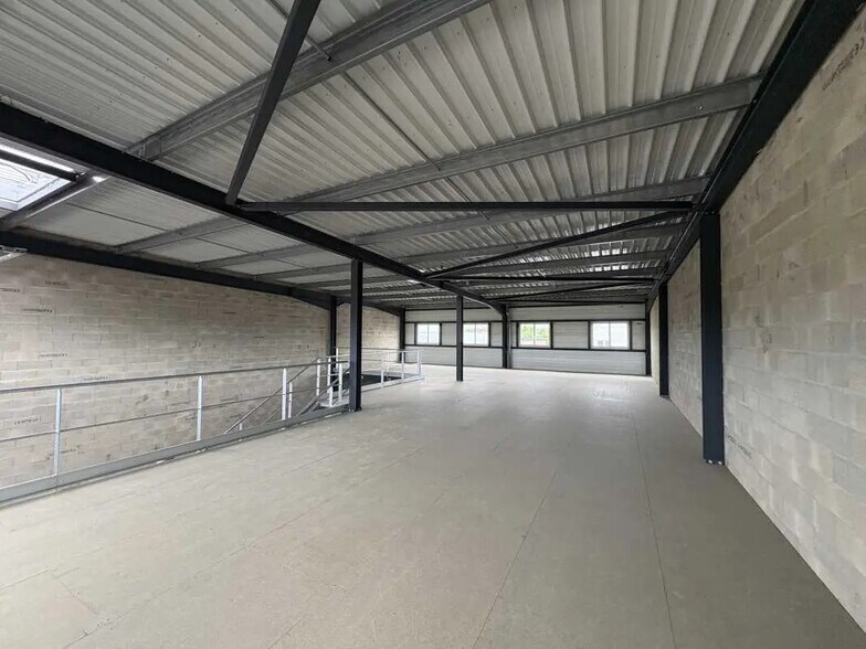 Flex in Sacy-le-Grand for lease - Interior Photo - Image 3 of 4