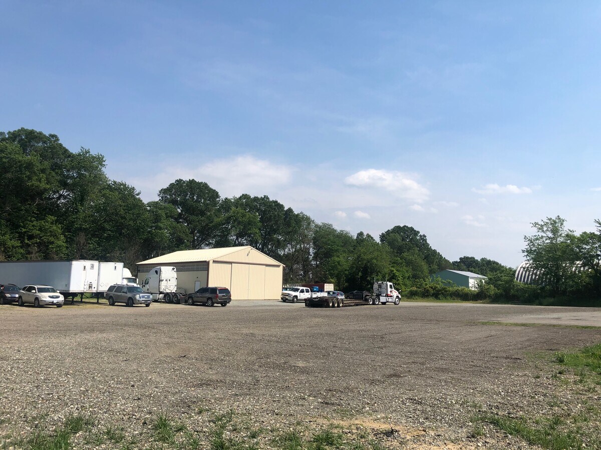 4887 Summit Bridge Rd, Middletown, DE 19709 2,000 SF Building with 1