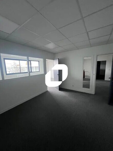 Office in Quincy-Voisins for lease - Interior Photo - Image 3 of 5