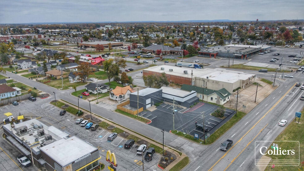 817 W Walnut St, Rogers, AR for lease - Building Photo - Image 3 of 11