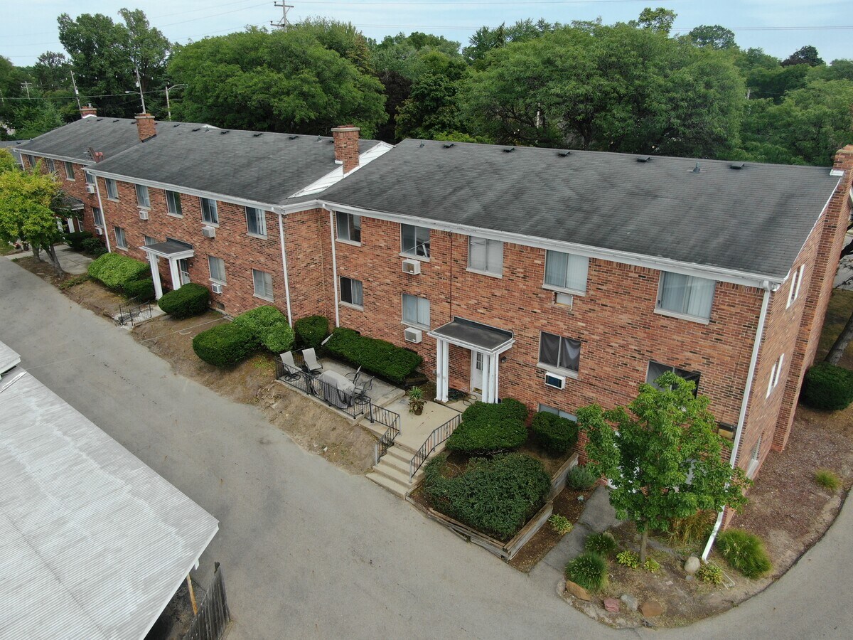 921 Coolidge Rd, Lansing, MI 48912