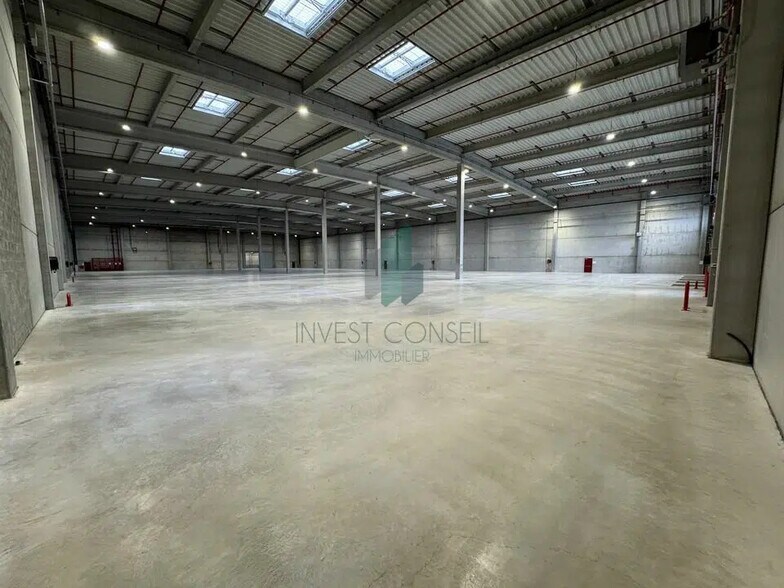 Flex in Le Thillay for lease - Building Photo - Image 1 of 7