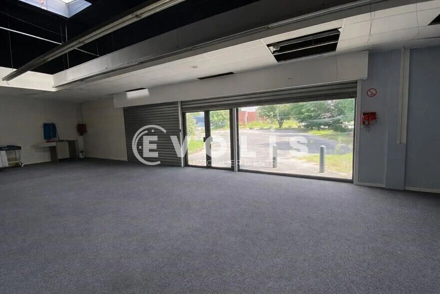 Retail in Amiens for lease - Building Photo - Image 3 of 5