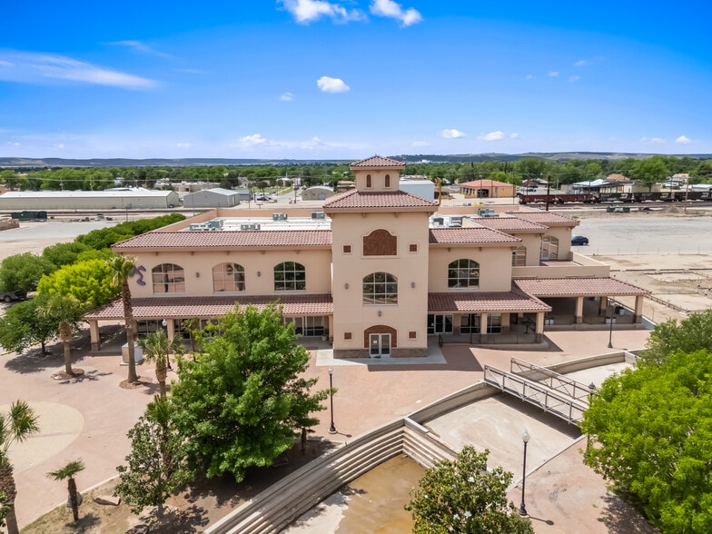 400-2 Cascade Ave, Carlsbad, NM for sale - Building Photo - Image 2 of 8