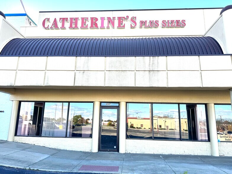 8247-8303 Day Dr, Parma, OH for sale - Building Photo - Image 1 of 1