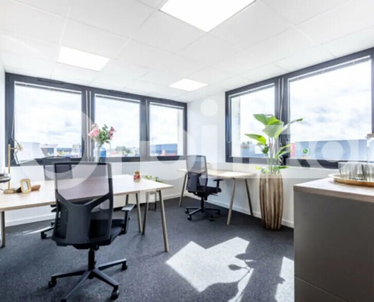 Office in Lyon for lease - Interior Photo - Image 2 of 4