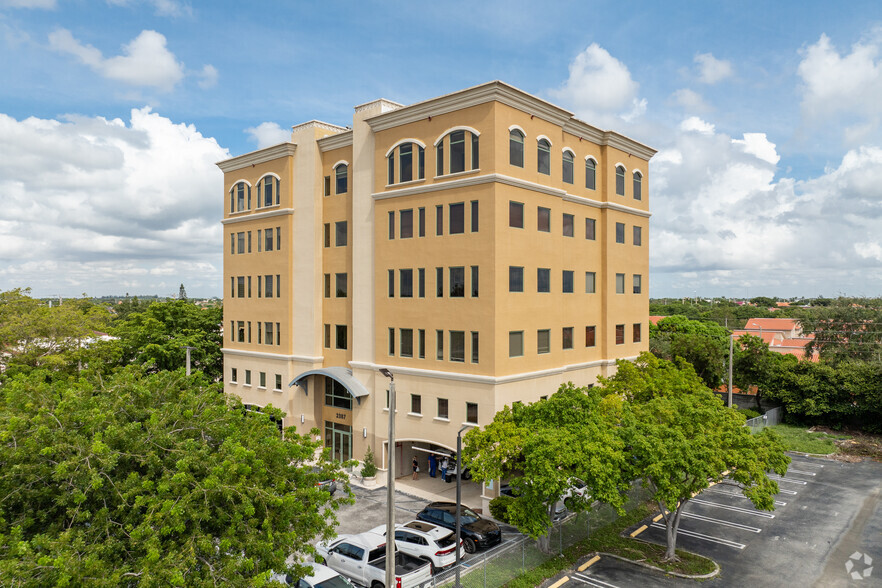 2387 W 68th St, Hialeah, FL for lease - Building Photo - Image 1 of 25