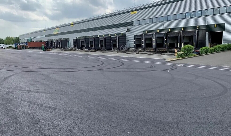 Industrial in Longueil-Sainte-Marie for lease - Building Photo - Image 1 of 8