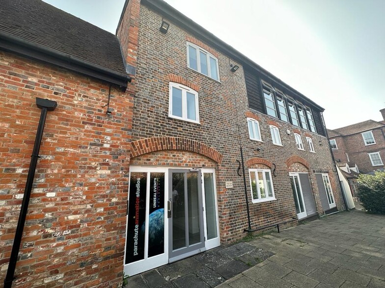 The Broadway, Newbury for sale - Building Photo - Image 1 of 7