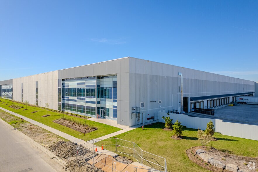 100 Ace Dr, Brampton, ON for lease - Building Photo - Image 3 of 5