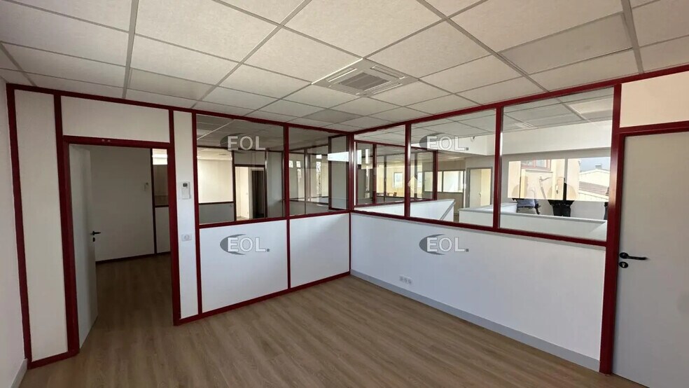 Flex in Chanteloup-en-Brie for lease - Interior Photo - Image 3 of 6