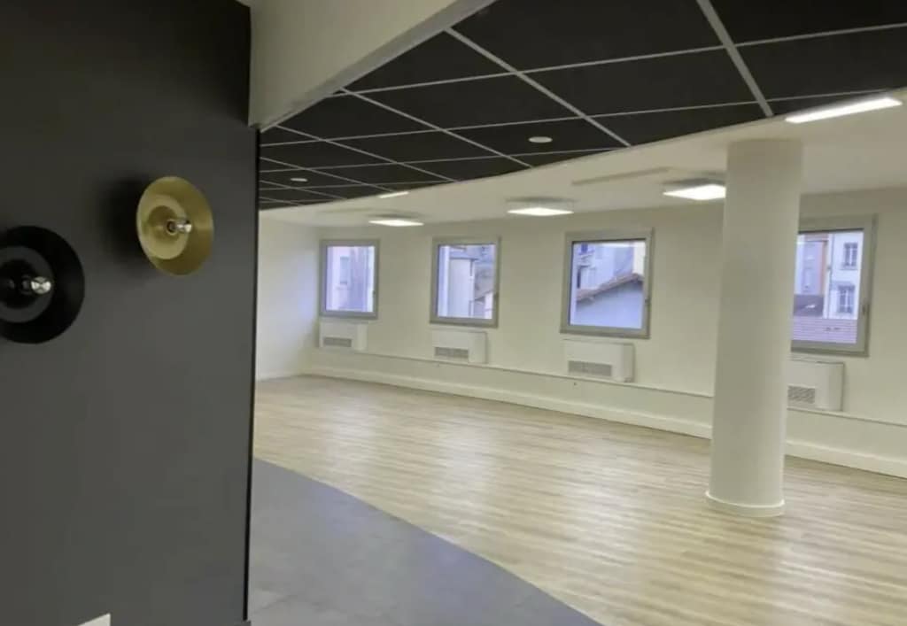 Office in Villeurbanne for lease Interior Photo- Image 1 of 11