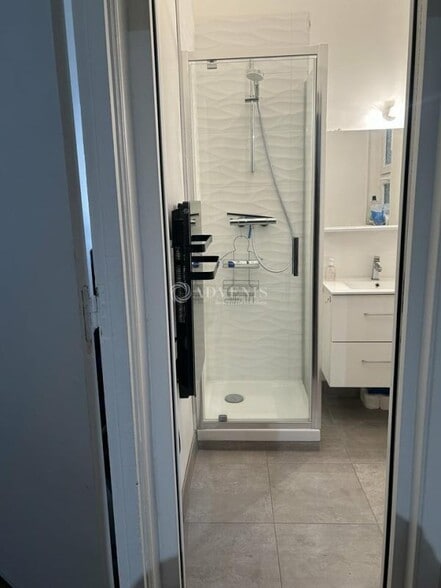 44 Rue Poussin, Paris for sale - Interior Photo - Image 3 of 4
