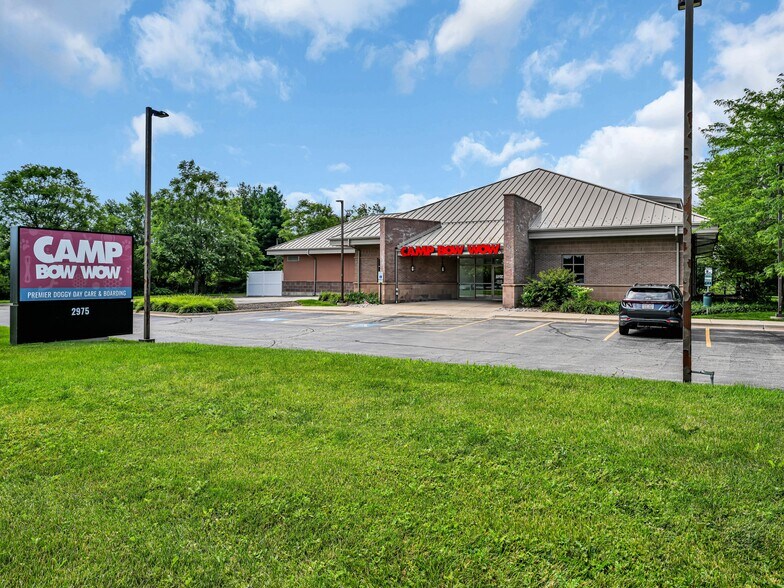 2975 W Sand Lake Rd, Lindenhurst, IL for sale - Building Photo - Image 2 of 7