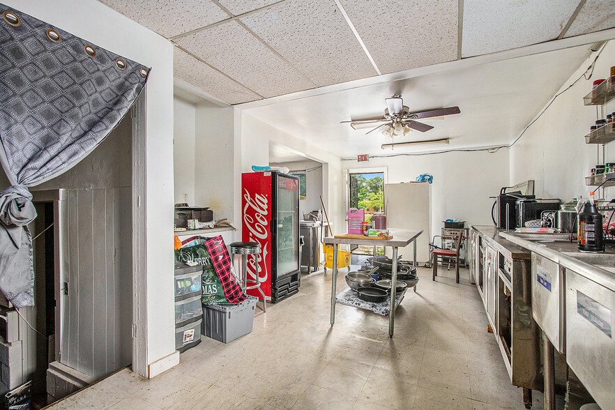 952 Pipestone St, Benton Harbor, MI for sale - Building Photo - Image 3 of 16