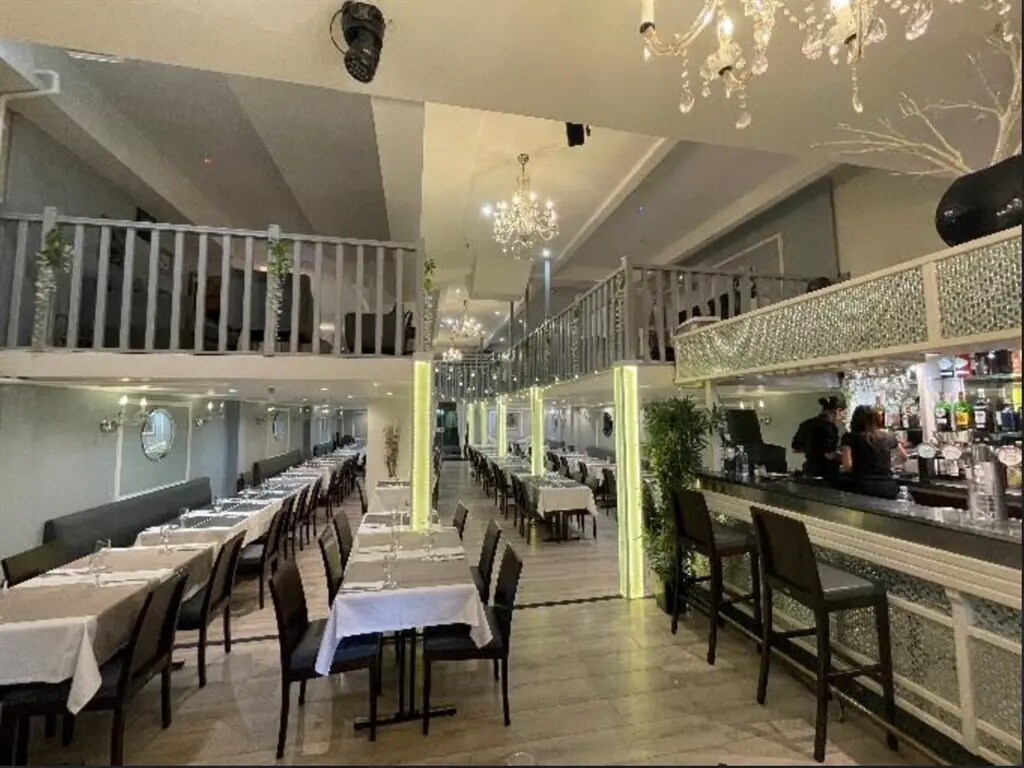 Retail in Courbevoie for lease Interior Photo- Image 1 of 5