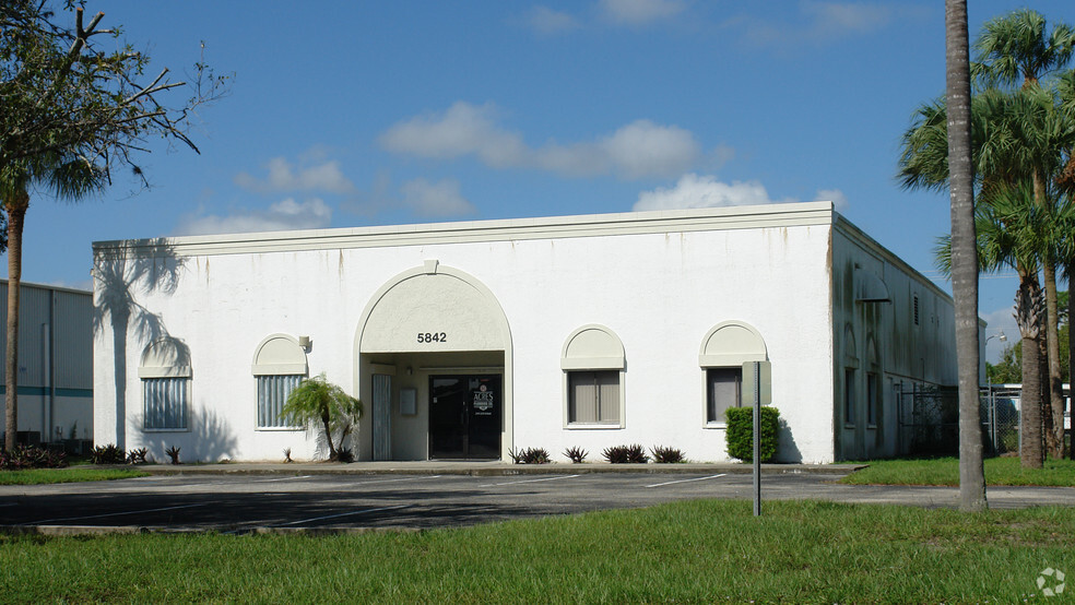 5842 Corporation Cir, Fort Myers, FL for lease - Building Photo - Image 1 of 10