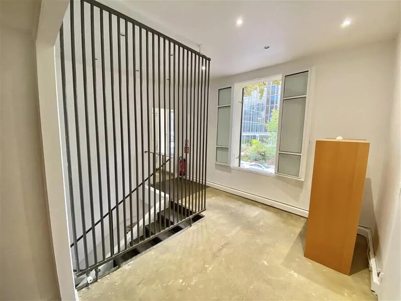 Office in Neuilly-sur-Seine for lease - Building Photo - Image 3 of 9