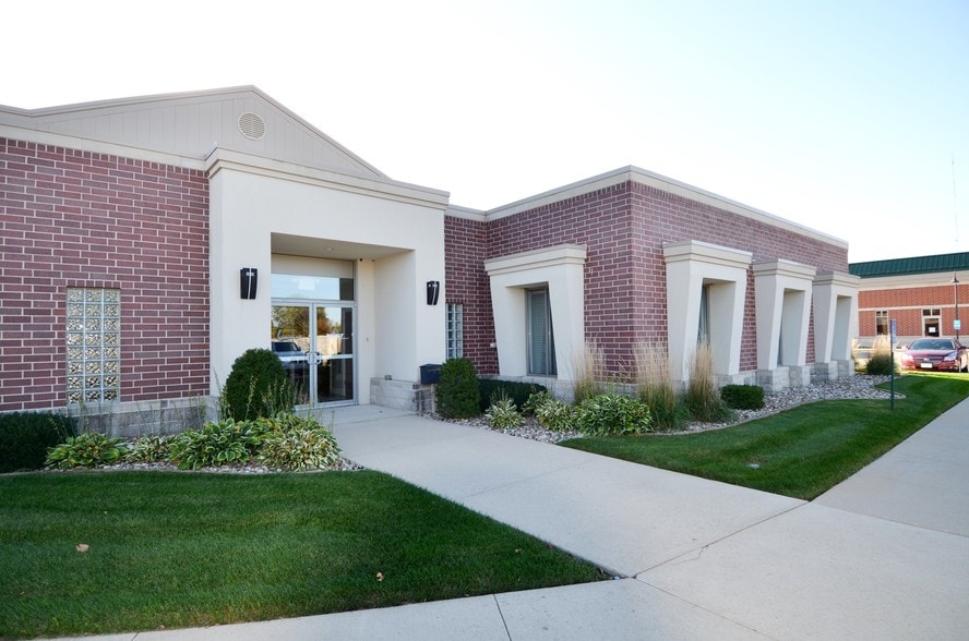 1065-1067 N Center Point Rd, Hiawatha, IA for sale - Building Photo - Image 3 of 8