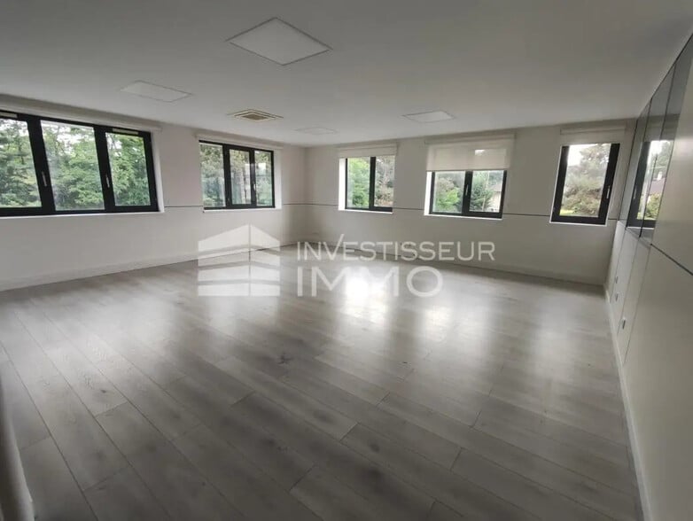 Office in Noisy-le-Grand for lease - Interior Photo - Image 2 of 5