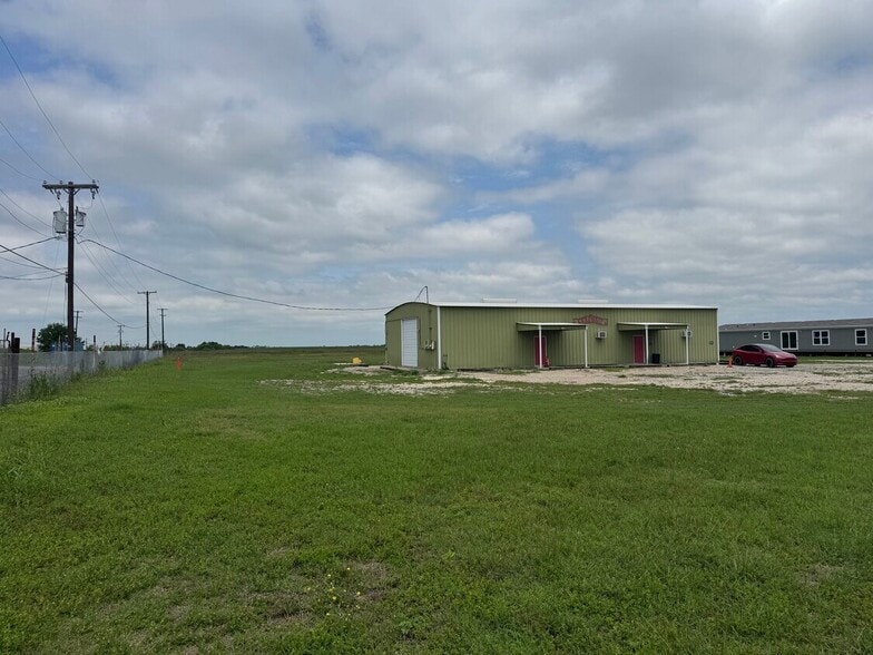 3601 E 4th St, Taylor, TX for lease - Building Photo - Image 3 of 15