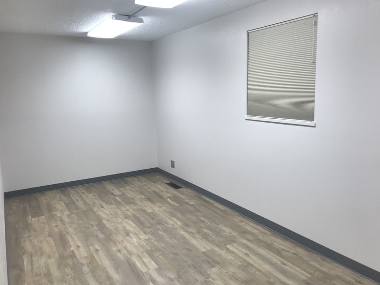 2004 W 15th St, Loveland, CO for sale - Interior Photo - Image 2 of 23