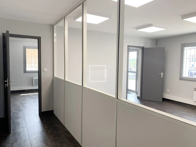 Flex in La Chapelle-sur-Erdre for lease - Interior Photo - Image 2 of 5