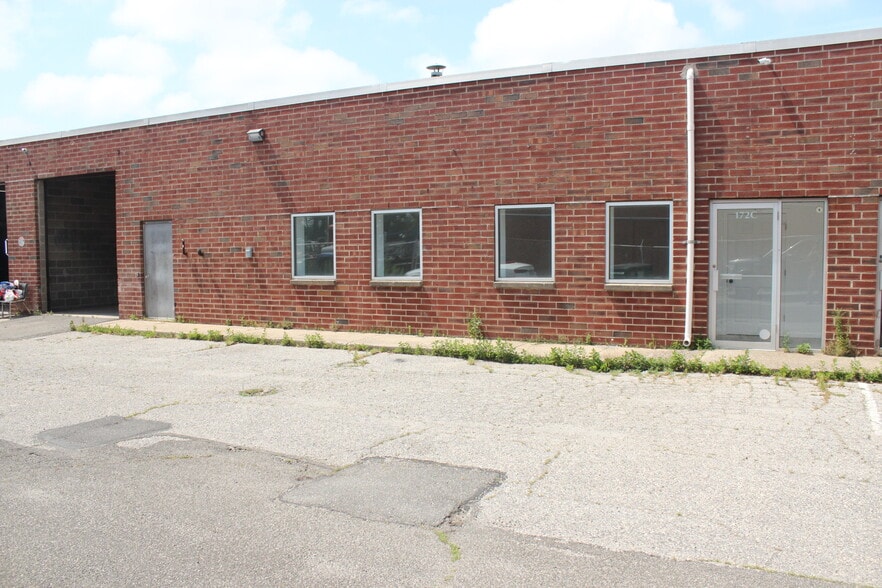 172 Cabot St, West Babylon, NY for sale - Building Photo - Image 1 of 1