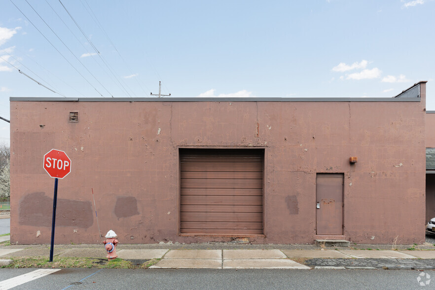 200-204 Railroad Ave, Hackensack, NJ for lease - Building Photo - Image 3 of 5