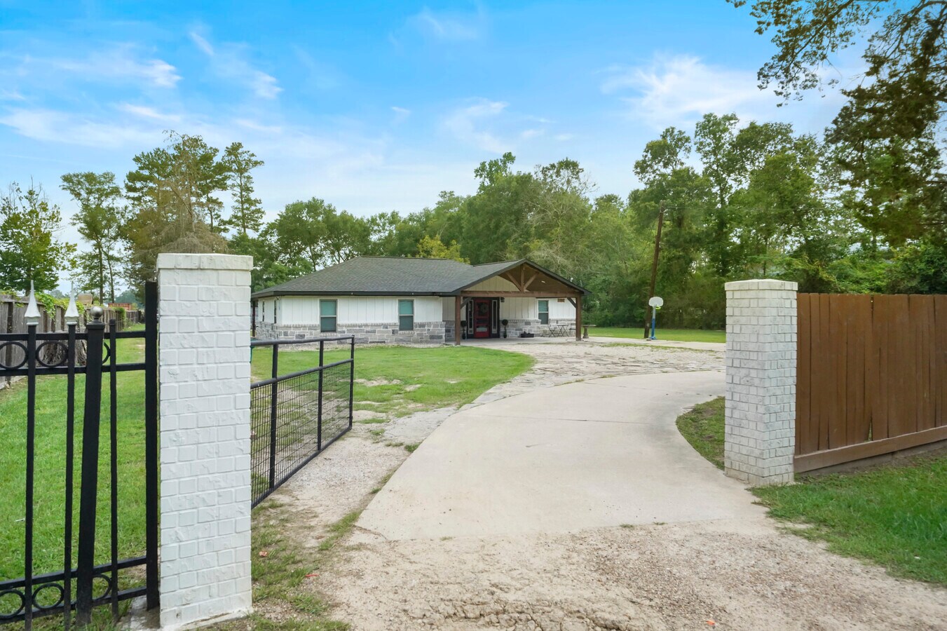 1508 Pinewood Plaza Dr, Conroe, TX 77303