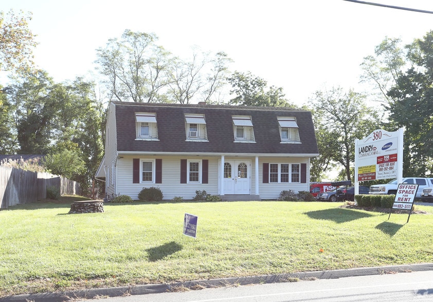 380 S Center St, Windsor Locks, CT for lease - Building Photo - Image 3 of 8