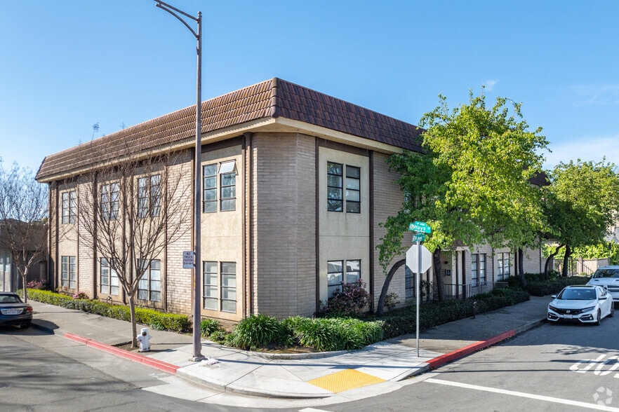 303-325 W Joaquin Ave, San Leandro, CA for lease - Primary Photo - Image 1 of 11