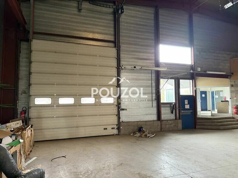 Flex in Riom for lease - Interior Photo - Image 3 of 20