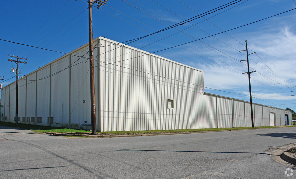 1075 N M L King Jr Pky, Beaumont, TX for lease - Building Photo - Image 3 of 3