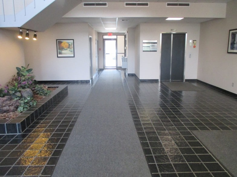 1446 Reynolds Rd, Maumee, OH for lease - Lobby - Image 2 of 7