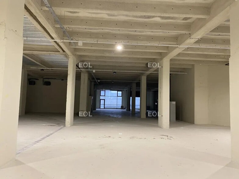 Flex in Colombes for lease - Interior Photo - Image 3 of 12