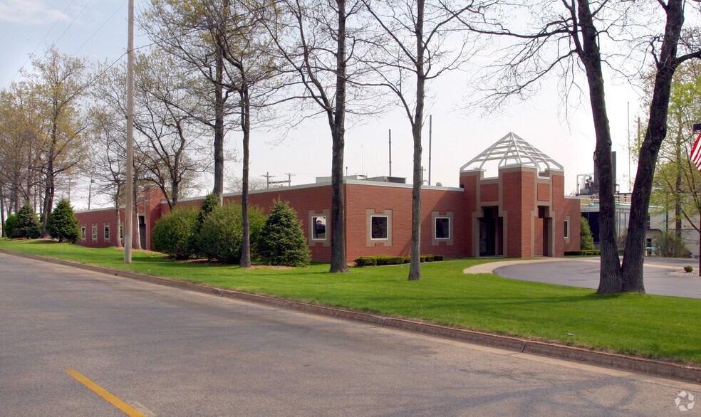 2406 Roberts St, Muskegon, MI for sale - Building Photo - Image 2 of 3