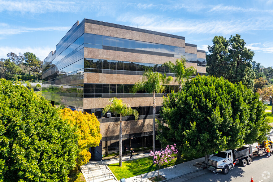 3330 Cahuenga Blvd W, Los Angeles, CA for lease - Building Photo - Image 1 of 5