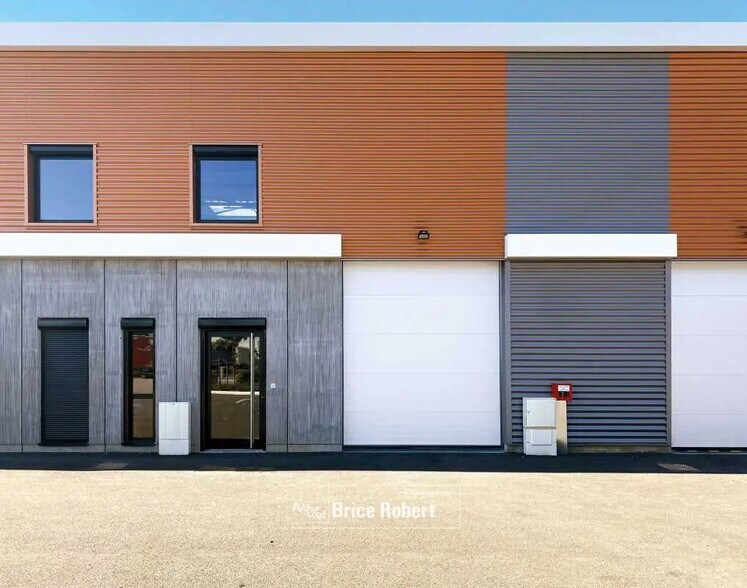 Flex in Meyzieu for lease - Building Photo - Image 1 of 6