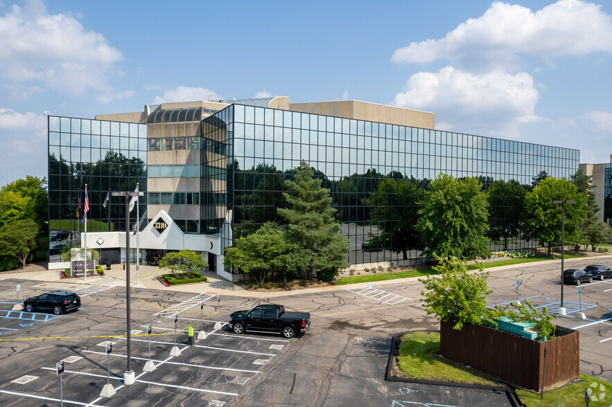 3310 W Big Beaver Rd, Troy, MI for lease - Building Photo - Image 3 of 24