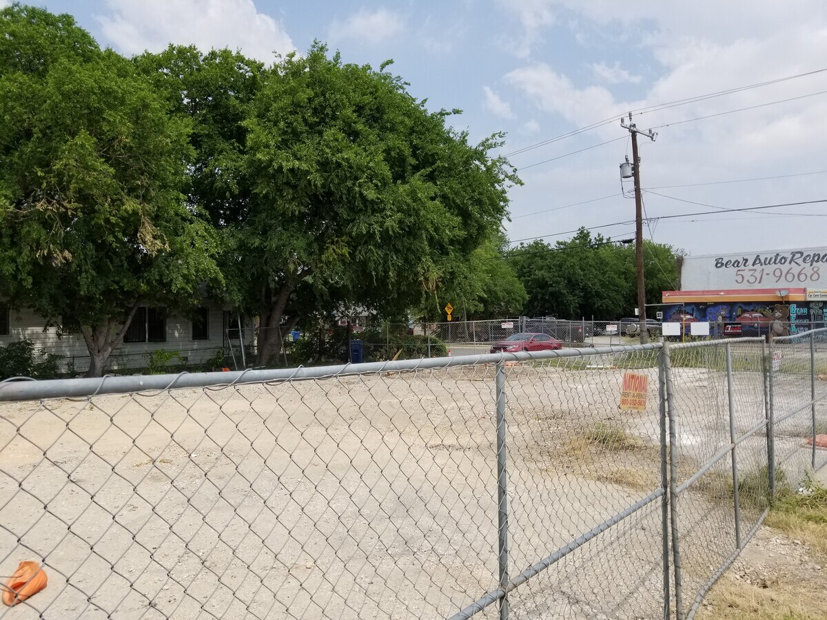 1701 S Hackberry St, San Antonio, TX 78210